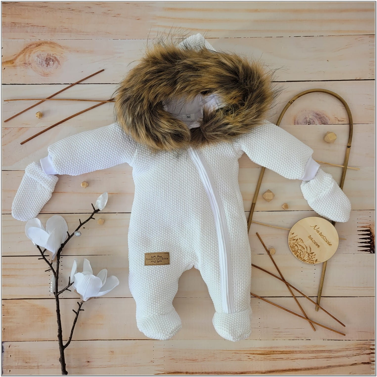 Luxusná kojenecká kombinéza pletená biela  s kožušinkou