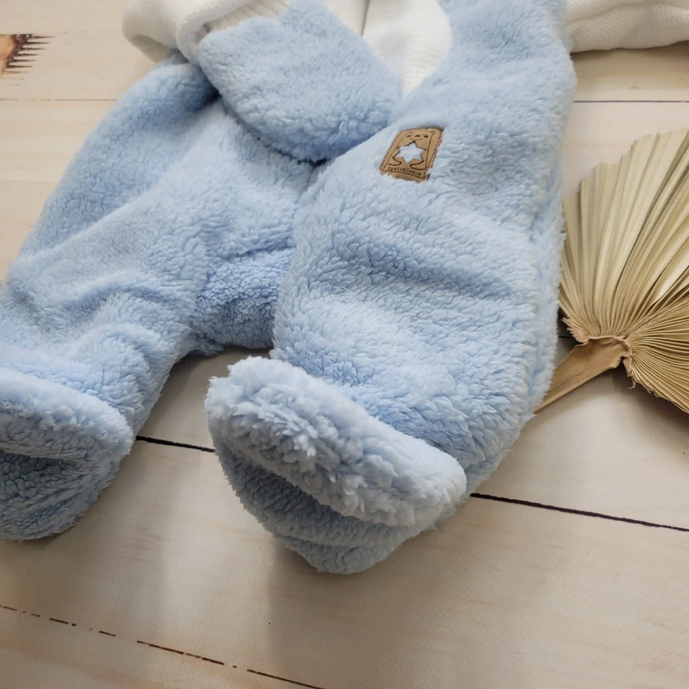 Teplý mäkký overal s kapucňou a rukavičkami