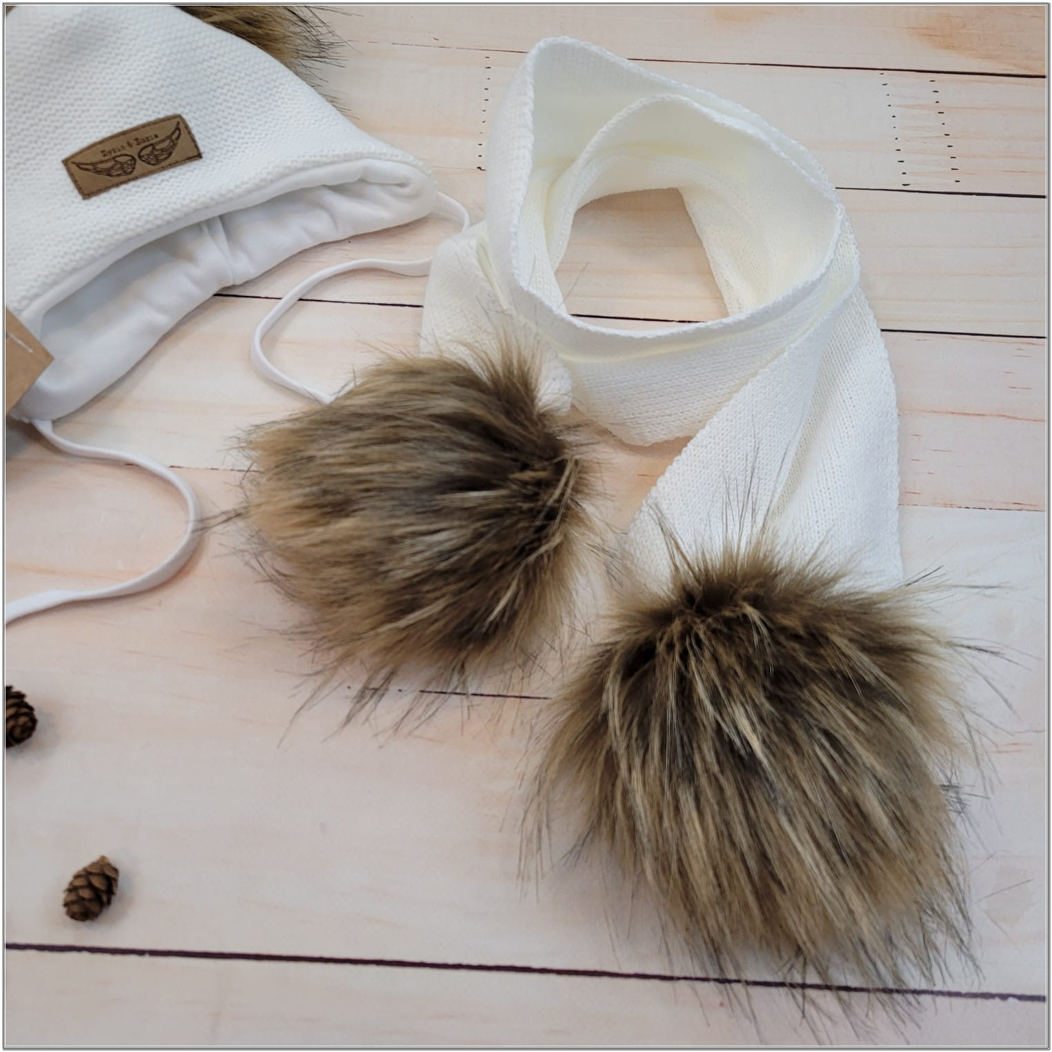Zimná čiapka a šál s kožušinou pre bábätká biela